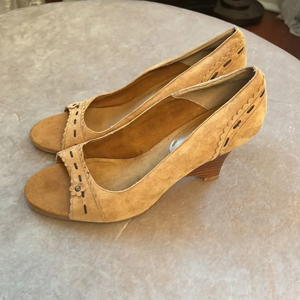 Hilliard & Hanson Tan Suede Wedge Heels Sz 10